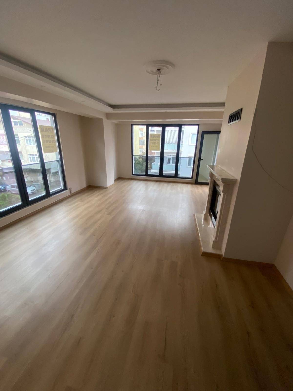 Ev Boyacı tarafından tamamlanmış, taze boyanmış bir salon