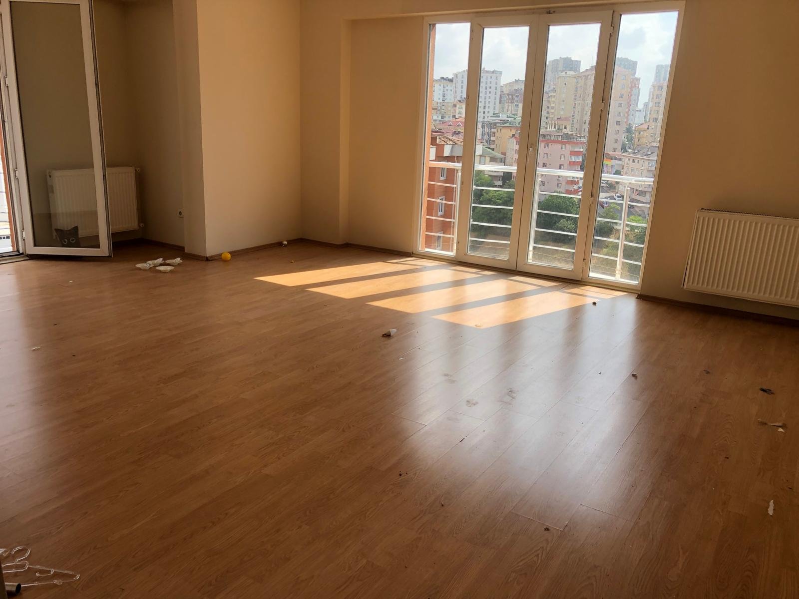 Geniş, taze boyanmış salon