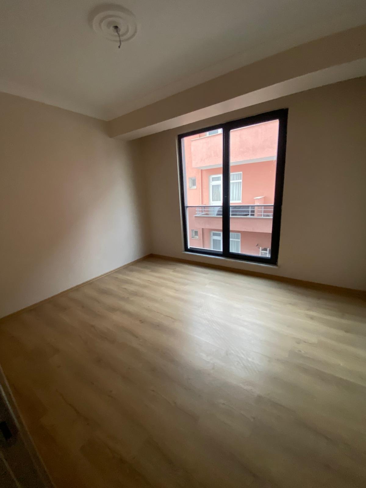 Boyanmış yatak odası, balkon kapılı